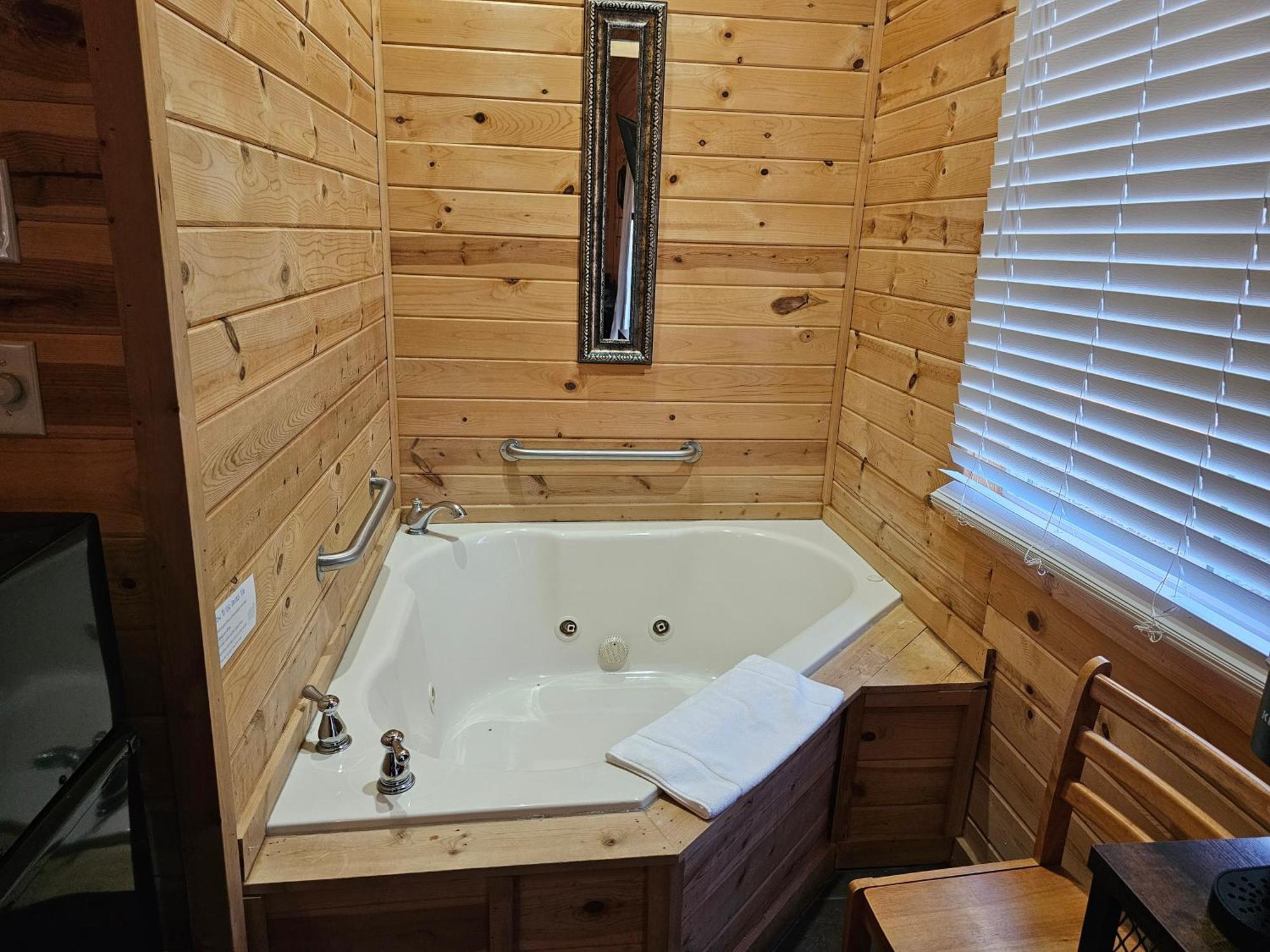 5 Min To Beaver Lake-King Bed-Fire Pit-Jetted Tub #5 Eureka Springs Exterior photo